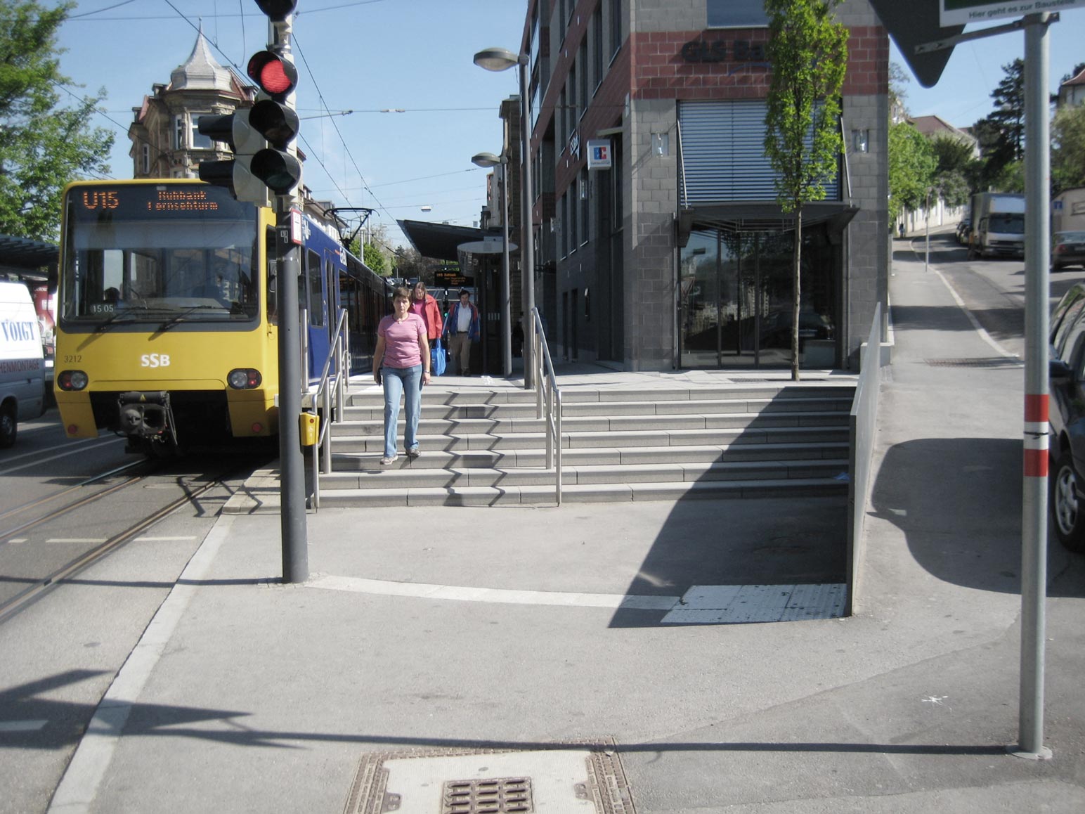 Gegenüberliegende Straßenseite