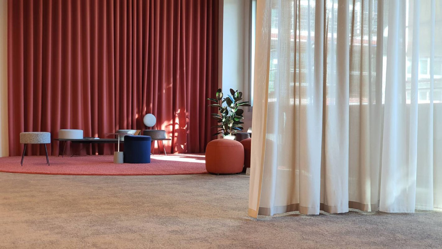Das Bürozentrum Valley One24 in der Talstraße wird ›Winner‹ beim Iconic Award in der Kategorie Innovative Interior und wurde mit dem Effizienzpreis Bauen & Modernisieren 2022 des Landes Baden-Württemberg ausgezeichnet.