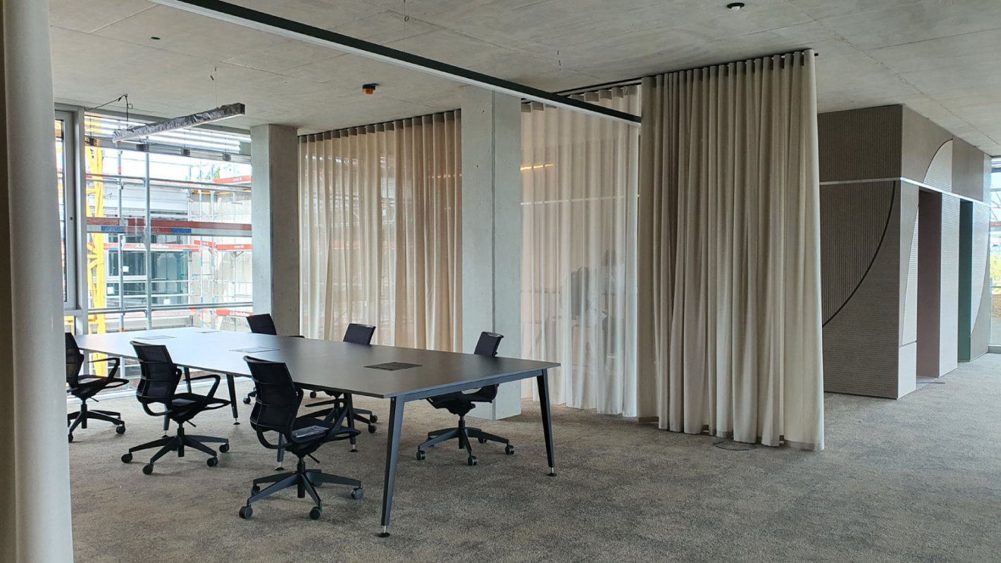 Das Bürozentrum Valley One24 in der Talstraße wird ›Winner‹ beim Iconic Award in der Kategorie Innovative Interior und wurde mit dem Effizienzpreis Bauen & Modernisieren 2022 des Landes Baden-Württemberg ausgezeichnet.