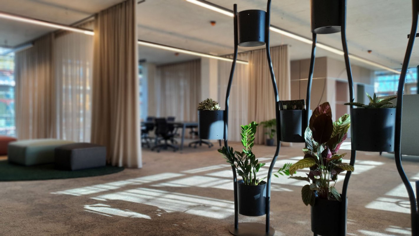 Das Bürozentrum Valley One24 in der Talstraße wird ›Winner‹ beim Iconic Award in der Kategorie Innovative Interior und wurde mit dem Effizienzpreis Bauen & Modernisieren 2022 des Landes Baden-Württemberg ausgezeichnet.